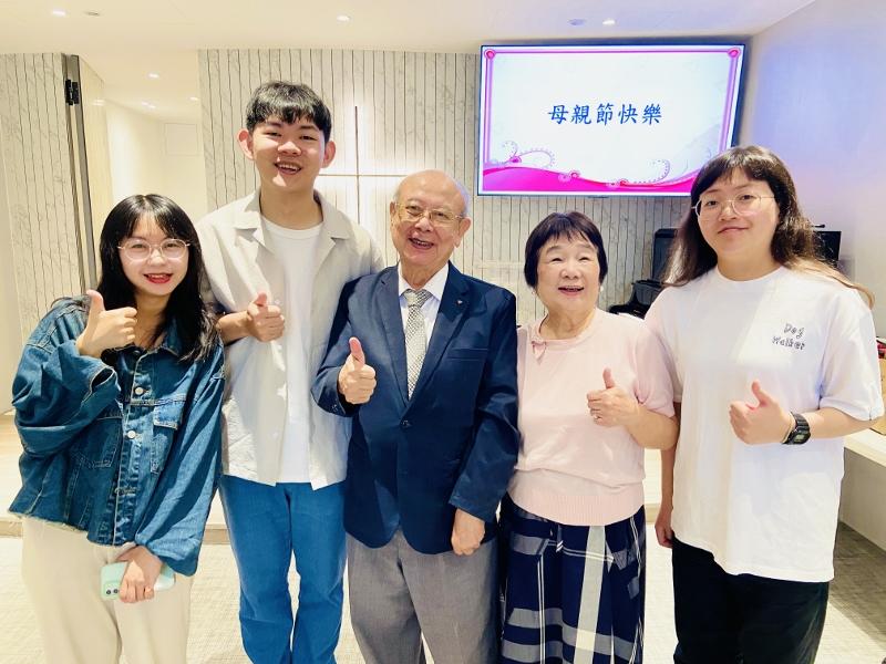 2025.5.11感謝李勝雄長老及長老娘多年來對牧者家庭的關心及扶持