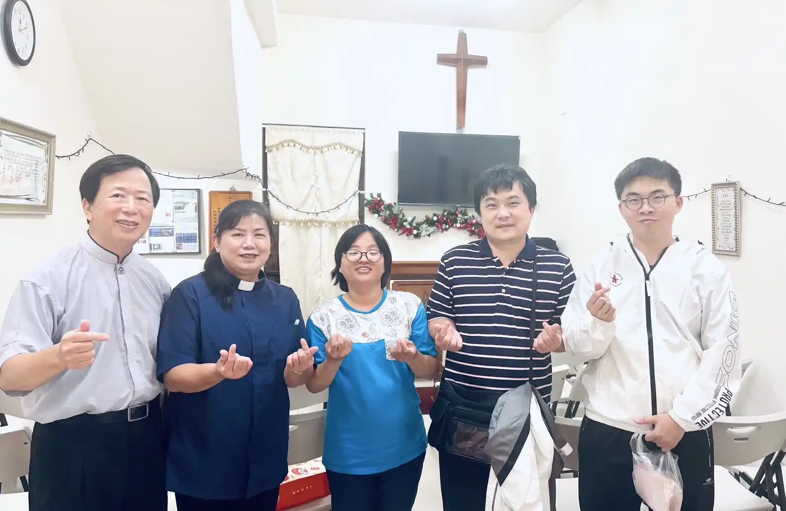 右一張光毅弟兄與牧者同工合影