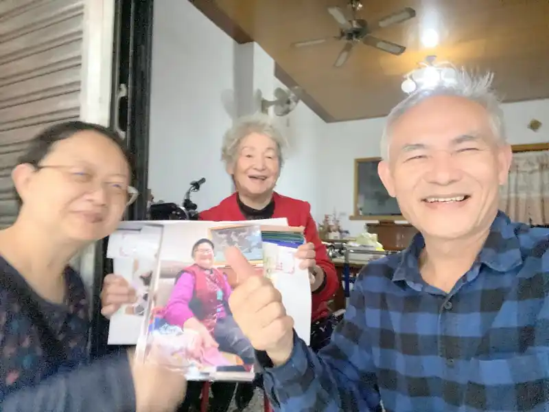 2025.12.7贈送相片福音月曆給親人盼望他們快快歸主