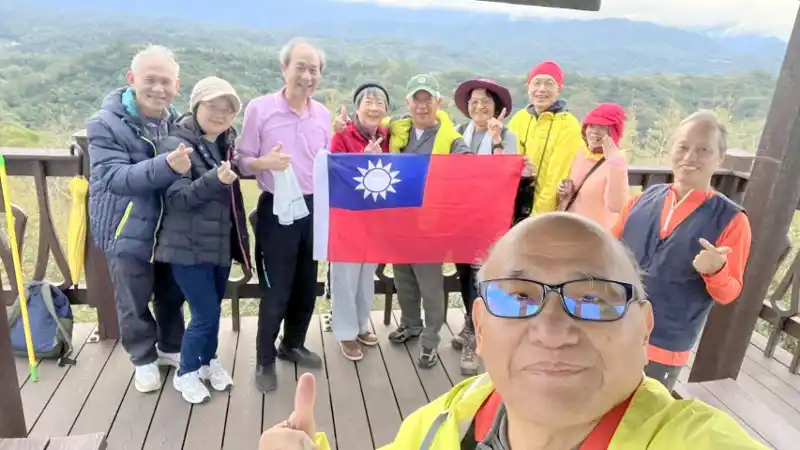 2026.1.4到劍潭古道觀景台迎接2026年第一道曙光巧遇村民朋友們。