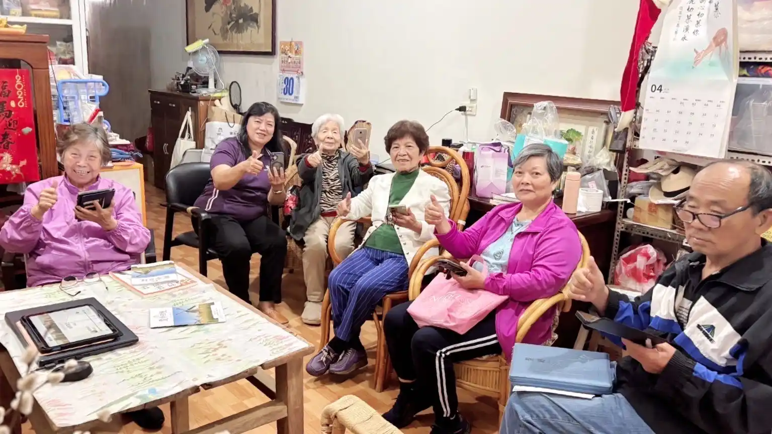 明德小組長輩學用手機聆聽靈命日糧