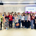 2026 10 18在耶穌裏我們是一家人，主日時與許牧師、師母合影留念